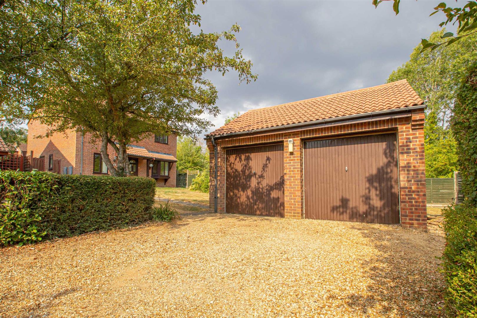 5 bed property in Sheldon Court, Milton Keynes